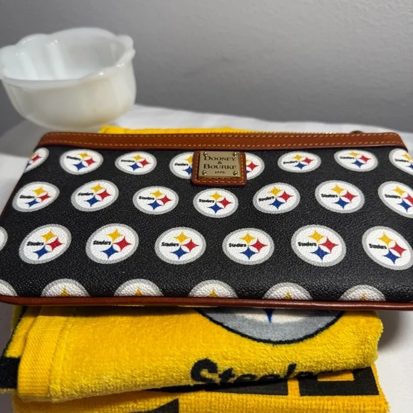 🖤💛 Dooney & Bourke Pittsburgh Steelers Wristlet – Game Day Ready! 💛🖤 - Picture 7 of 7